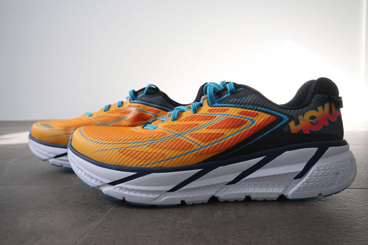 Le profil d'une paire de Hoka One One - Clifton 3